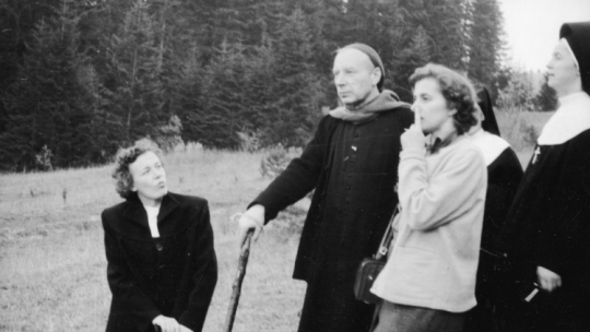 Kard. Stefan Wyszyński podczas internowania w Komańczy (2. z lewej) w towarzystwie siostrzenicy Marii Sułek (1. z lewej), Marii Okońskiej (2. z prawej) oraz s. Narcyzy Stankiewicz (1. z prawej) w trakcie spaceru. 1956 r. Fot. NAC