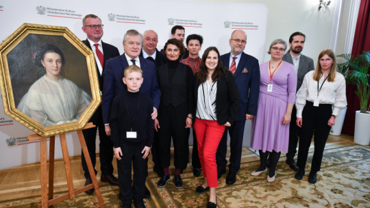 Dyrektor Muzeum Narodowego we Wrocławiu Piotr Oszczanowski (3L) i wicepremier, minister kultury i dziedzictwa narodowego Piotr Gliński (2L) podczas uroczystego przekazania do zbiorów Muzeum Narodowego we Wrocławiu odzyskanego obrazu Wilhelma Volkharta „Portret młodej kobiety”. Fot. PAP/A. Lange
