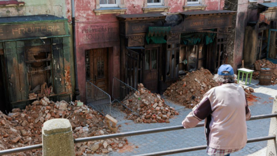 Scenografia na planie polsko-brytyjskiego filmu o Krystynie Skarbek pt. „The Partisan” w Bystrzycy Kłodzkiej. Fot. PAP/T. Golla
