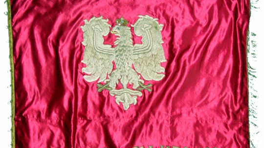 Najstarszy sztandar szkoły łódzkiej z Orłem Białym, przechowywany do dziś w Wydziale Zbiorów Specjalnych Pedagogicznej Biblioteki Wojewódzkiej. Sztandar Szkoły Handlowej Kupiectwa Łódzkiego został wykonany specjalnie na przemarsz ul. Piotrkowską 3 maja 1916 roku. Źródło: Pedagogiczna Biblioteka Wojewódzka im. prof. Tadeusza Kotarbińskiego w Łodzi