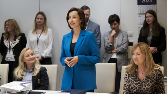Prof. dr hab. Alicja Jaskiernia (P), dr Aleksandra Chmielewska (L) i Diana Rutkowska-Acewicz (C) podczas ceremonii wręczenia nagród im. dr. Pawła Stępki. Fot. PAP/Kalbar