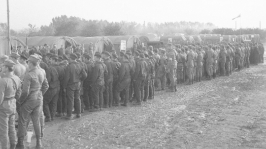 Zastępca dowódcy armii gen. Zbigniew Ohanowicz (w środku) wymienia uścisk ręki z członkiem delegacji wizytującej kompanię czołgów LWP przebywającą w Czechosłowacji. 1968 r. Fot. NAC