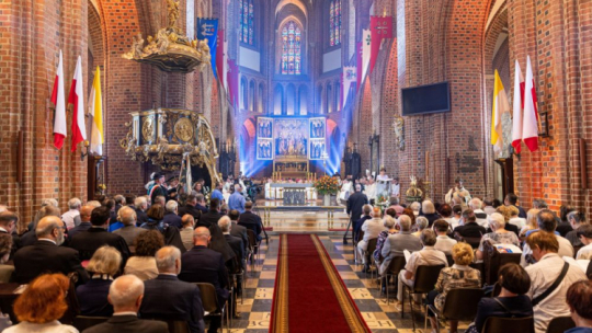 Uczestnicy mszy świętej sprawowanej w katedrze poznańskiej w ramach głównych uroczystości dziękczynnych z okazji jubileuszu 50-lecia kapłaństwa abp. Stanisława Gądeckiego. Fot. PAP/P. Jaskółka