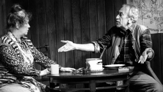 Hanna Zembrzuska i Jan Kobuszewski w spektaklu „Dwie morgi utrapienia” w warszawskim Teatrze Kwadrat. 1997 r. Fot. PAP/CAF/A. Urbanek