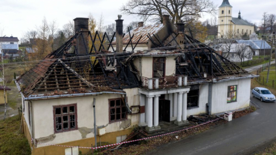 Zniszczenia po pożarze XIX-wiecznego dworu Sulimirskich. Kobylany, 21.11.2020. Fot. PAP/D. Delmanowicz