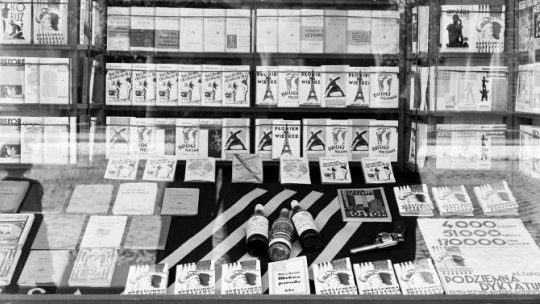 Witryna księgarni Gebethner i Wolf. 1932 r. Fot. NAC