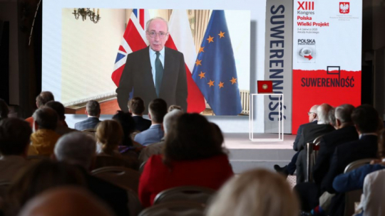 Malcolm Rifkind (na ekranie) uhonorowany medalem „Odwaga i Wiarygodność” przyznany w ramach XIII Kongresu Polska Wielki Projekt. Fot. PAP/T. Gzell