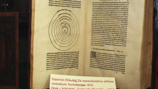 Dzieło Mikołaja Kopernika "O obrotach sfer niebieskich", wydrukowane po raz pierwszy w 1543 r. w Norymberdze. Druk z biblioteki króla Polski Zygmunta II Augusta. Fot. PAP/M. Trembecki