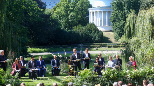 11. edycja Narodowego Czytania lektury „Ballad i romansów” Adama Mickiewicza w Ogrodzie Saskim w Warszawie. Fot. PAP/R. Guz