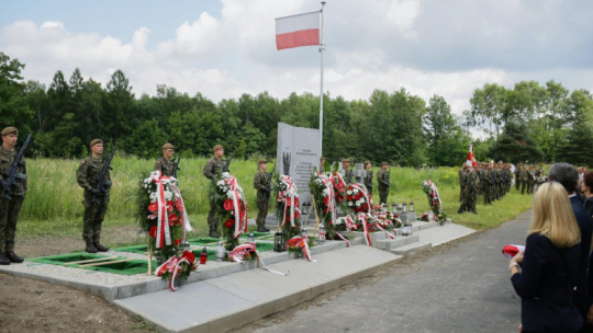 Uroczystości pogrzebowe Żołnierzy Niezłomnych: Henryka Filipeckiego, Antoniego Fojcika, Władysława Grada, Mariana Kostępskiego i Antoniego Tkocza na cmentarzu komunalnym w Katowicach. Fot. PAP/Z. Meissner