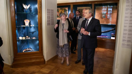 Kraków, 12.06.2023. Wicepremier, minister kultury i dziedzictwa narodowego Piotr Gliński (P), dyrektor Muzeum Narodowego w Krakowie Andrzej Szczerski (2P) oraz kuratorka wystawy dr Katarzyna Płonka-Bałus (L) podczas spotkania z mediami z okazji otwarcia wystawy "Klasztorek. Muzeum Książąt Czartoryskich" w siedzibie Muzeum. Fot. PAP/Ł. Gągulski
