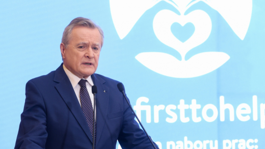 iceprezes Rady Ministrów, minister kultury i dziedzictwa narodowego, przewodniczący Komitetu ds. Pożytku Publicznego Piotr Gliński podczas konferencji prasowej w siedzibie Kancelarii Prezesa Rady Ministrów w Warszawie. Fot. PAP/R. Guz