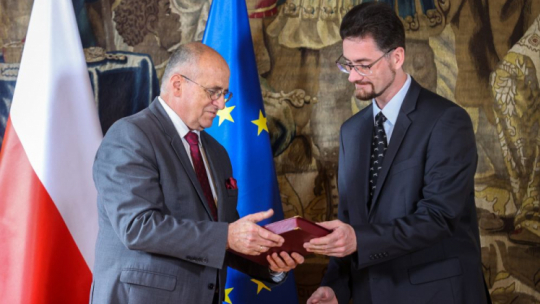 Oporów, 28.06.2023. Minister spraw zagranicznych Zbigniew Rau (L) i historyk Jarema Słowiak (P) podczas uroczystości na Zamku w Oporowie. Fot. PAP/M. Zubrzycki
