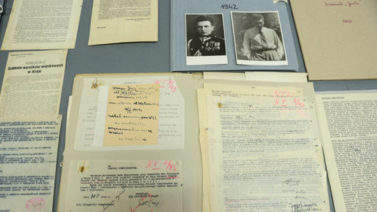 Pokaz oryginalnych archiwaliów Komendy Głównej Armii Krajowej z okazji 80. rocznicy aresztowania gen. Stefana Roweckiego ps. Grot w Archiwum Akt Nowych w Warszawie. Fot. PAP/R. Guz