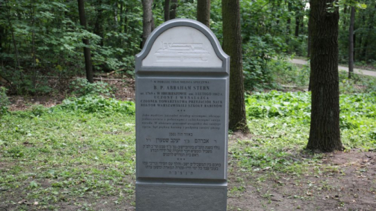 Monument symbolicznie upamiętniający pochówek Abrahama Sterna na Cmentarzu Żydowskim na Bródnie w Warszawie. Fot. PAP/A. Zawada