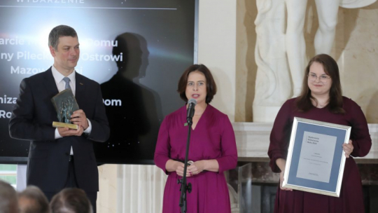 P.o. dyrektora Muzeum – Dom Rodziny Pileckich w Ostrowi Mazowieckiej Karolina Kolbuszewska (C), członkini Młodzieżowej Rady Muzeum – Dom Rodziny Pileckich Magdalena Ościłowska (P) i współtwórca placówki Karol Madaj (L) odebrali nagrodę za I miejsce w kategorii "wydarzenie" za otwarcie Muzeum – Dom Rodziny Pileckich na gali "Wydarzenie Historyczne Roku 2022" w Pałacu na Wyspie w Łazienkach Królewskich. Warszawa, 22.06.2023. Fot. PAP/P. Supernak