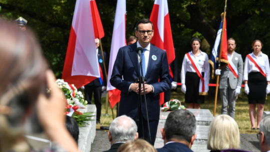 Warszawa, 11.07.2023. Premier Mateusz Morawiecki podczas uroczystości przed stołecznym Pomnikiem Ofiar Ludobójstwa na Wołyniu. Trwają obchody Narodowego Dnia Pamięci Ofiar Ludobójstwa dokonanego przez ukraińskich nacjonalistów na obywatelach II Rzeczypospolitej. Fot. PAP/A. Lange