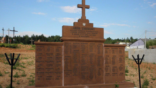 Zbiorowy grób mieszkańców Michniowa. Źródło: Wikimedia Commons