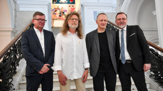 Warszawa, 13.07.2023. Dyrektor placówki Janusz Janowski (P) oraz autorzy wspólnej wystawy „Łacińskie figur racje” malarze: Antoni Cygan (L), Piotr Naliwajko (2L) i Tadeusz Boruta (2P) na otwarciu ekspozycji w Zachęcie – Narodowej Galerii Sztuki. Fot. PAP/R. Pietruszka