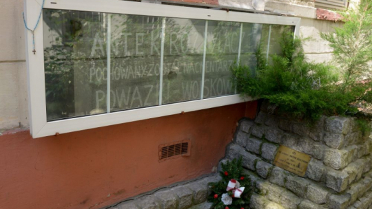 Tablica upamiętniająca Antoniego Godlewskiego "Antka Rozpylacza" na ścianie kamienicy na ul. Brackiej w Warszawie. Fot. PAP/R. Pietruszka