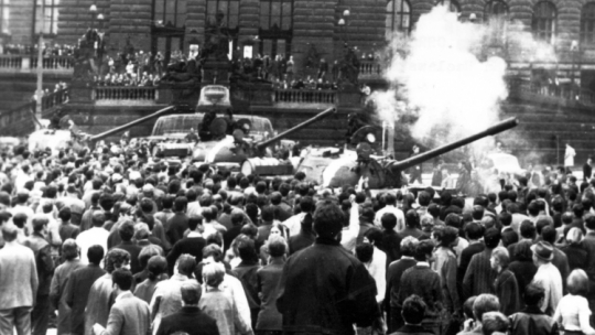 Czechy Praga 21.08.1968. Vaclavske Namesti (plac Wacława), czołgi przed Muzeum Narodowym, w dniu rozpoczęcia inwazji wojsk Układu Warszawskiego na Czechosłowację. Fot. PAP
