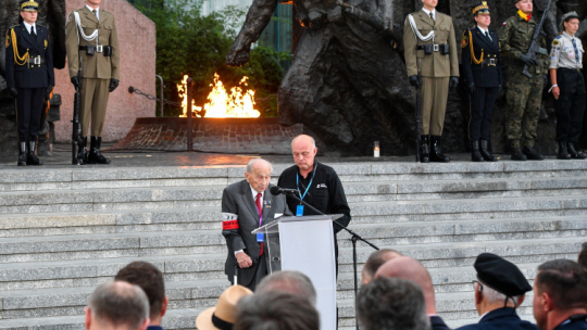 Wiceprezes zarządu Związku Powstańców Warszawskich Leszek Mindziukiewicz (L) przemawia podczas Apelu Pamięci przed pomnikiem Powstania Warszawskiego na pl. Krasińskich w Warszawie, w przeddzień 79. rocznicy wybuchu powstania warszawskiego. Fot. PAP/R. Pietruszka
