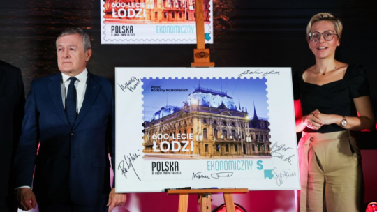 Minister kultury i dziedzictwa narodowego Piotr Gliński (L) oraz wiceprezes ŁSSE Agnieszka Sygitowicz (P) podczas prezentacji znaczka Poczty Polskiej upamiętniającego 600-lecie Łodzi na kongresie #ŁódźPrzyszłości. Fot. PAP/M. Zubrzycki