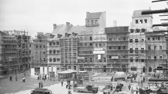 Warszawa, 06.1953 r. Końcowe roboty na Rynku Starego Miasta. Fot. PAP/CAF/S. Dąbrowiecki