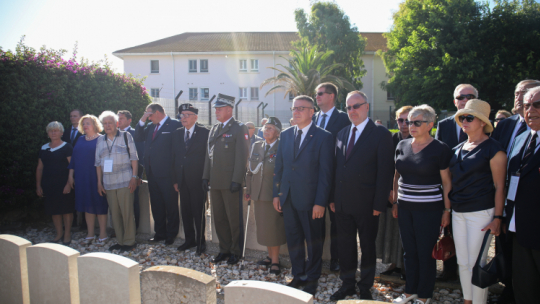Gibraltar, 05.07.2023. Szef UdsKiOR Jan Józef Kasprzyk (4L), ppłk Stanisława Kociełowicz (7L) i weteran 2. Korpusu Polskiego kpt. Władysław Dąbrowski (5L) podczas uroczystości złożenia kwiatów na cmentarzu North Front Cemetary w Gibraltarze. W Gibraltarze trwają obchody 80. rocznicy śmierci gen. Sikorskiego z udziałem polskiej delegacji. Fot. PAP/A. Zawada