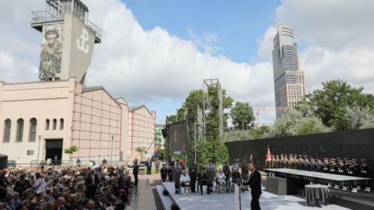 Prezydent RP Andrzej Duda (C-P) przemawia podczas spotkania przedstawicieli władz państwowych z uczestnikami Powstania Warszawskiego na terenie MPW. Warszawa, 30.07.2023. Fot. PAP/P. Supernak