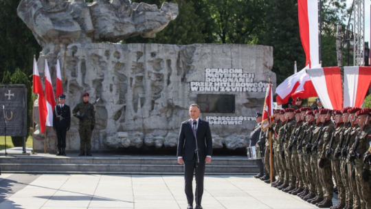 Prezydent Andrzej Duda (C) podczas obchodów 80. rocznicy pacyfikacji Sułkowic i Harbutowic na placu przed Pomnikiem Ofiar Pacyfikacji w Sułkowicach. Fot. PAP/Ł. Gągulski