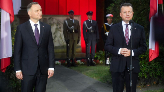 Warszawa, 14.08.2023. Prezydent RP Andrzej Duda i minister obrony narodowej Mariusz Błaszczak podczas w Apelu Pamięci przed Pomnikiem Poległych w 1920 r. na Cmentarzu Wojskowym na Powązkach w Warszawie. Fot. PAP/P. Nowak
