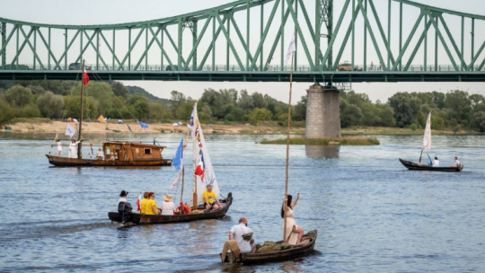 Włocławek, 12.08.2023. Parada na Wiśle przy Bulwarze im. Marszałka Józefa Piłsudskiego we Włocławku. Fot. PAP/T. Żmijewski