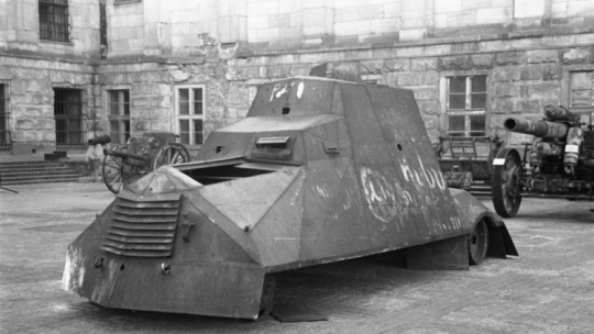 Warszawa, 1946 r. Muzeum Wojska Polskiego. Powstańczy samochód pancerny Kubuś zbudowany w sierpniu 1944 r.