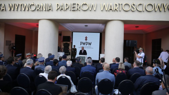 Warszawa, 02.08.2023. Prezes PWPW Piotr Ciompa (C) podczas spotkania w siedzibie Polskiej Wytwórni Papierów Wartościowych. Fot. PAP/A. Zawada