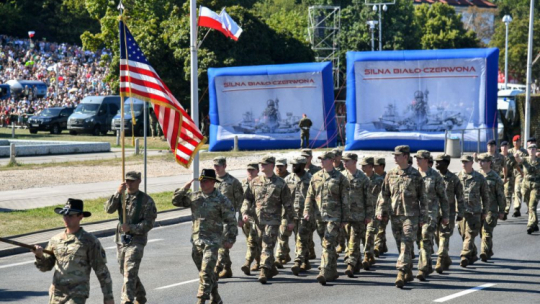 Warszawa, 15.08.2023. Defilada „Silna Biało-Czerwona” z okazji Święta Wojska Polskiego 2023. Fot. PAP/R. Pietruszka