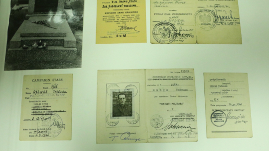 Materiały archiwalne Środowiska Byłych Żołnierzy Batalionu AK „Czata 49” ze Zgrupowania „Radosław”, przekazane do zasobu Archiwum Akt Nowych podczas uroczystości w siedzibie AAN w Warszawie. Fot. PAP/T. Gzell