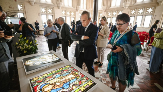 Minister kultury Piotr Gliński (C) po przekazaniu do zbiorów Muzeum Zamkowego w Malborku odzyskanych strat wojennych - dwóch witraży z dawnego wystroju kościoła Najświętszej Marii Panny na Zamku Wysokim w Malborku. 04.08.2023. Fot. PAP/M. Gadomski