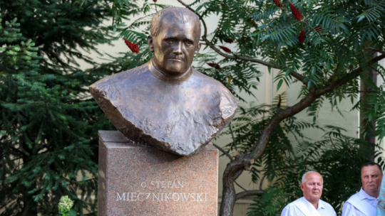 Odsłonięcie popiersia ojca Stefana Miecznikowskiego w Łodzi. Fot. PAP/M. Zubrzycki