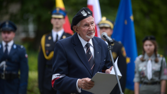Warszawa, 01.08.2023. Uczestnik powstania warszawskiego, prof. Leszek Żukowski ps. Antek przemawia przed pomnikiem „Mokotów Walczący 1944”. Podczas uroczystości podniesiono na maszt flagę państwową, zapalono „ogień pamięci” oraz włączono iluminację pomnika na 63 dni. Fot. PAP/M. Obara