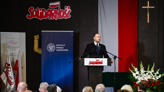 Gdańsk, 31.08.2023. Prezes Instytutu Pamięci Narodowej Karol Nawrocki podczas uroczystości wręczenia Krzyży Wolności i Solidarności w Gdańsku, 31 bm. Trwają obchody 43. rocznicy Sierpnia 1980 i powstania NSZZ „Solidarność”. Fot. PAP/M. Gadomski