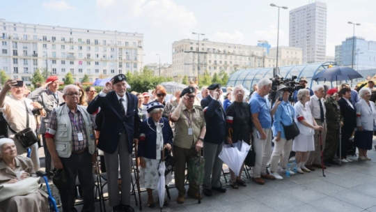Uczestnicy Powstania Warszawskiego: mjr Leszek Żukowski, ps. Antek (3L), Zofia Czekalska ps. Sosenka (4L) i Zbigniew Daab „Kapiszon” (5L) podaczas uroczystości przed tablicą upamiętniającą powstańców warszawskich poległych w zdobyciu budynku PAST-y. Warszawa, 20.08.2023. Fot. PAP/L. Szymański