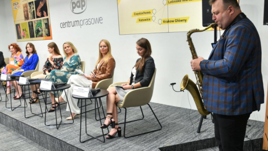 Od lewej: prezes Fundacji Chaber Polski Marlena Wilbik, komisarz wystawy w Katowicach Aleksandra Żmuda, dyrektor Instytutu Sztuki ds artystycznych Katarzyna Boś-Brózda, aktorka Jolanta Gibas, kurator wystawy w Krakowie Sabina Kopińska, wiceprezes Stowarzyszenia Kultury Akademiickiej w Krakowie Paulina Zubek, saksofonista Michał Borkowski podczas konferencji prasowej dot. projektu „Stacja Kultura” w Centrum Prasowym PAP w Warszawie. Fot. PAP/R. Pietruszka