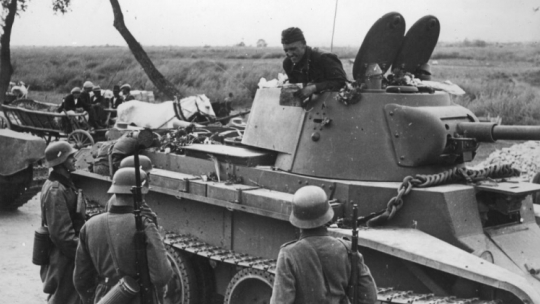 Niemiecki i sowiecki patrol na linii demarkacyjnej. 09.1939. Fot. NAC