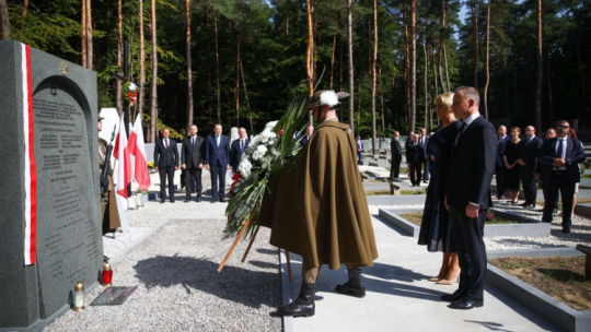 Jagiełła-Niechciałki, 10.09.2023. Prezydent RP Andrzej Duda (C) oraz pierwsza dama Agata Kornhauser-Duda (C.L) złożyli kwiaty pod pomnikiem upamiętniającym Żydów zamordowanych wraz z rodziną Ulmów, na Cmentarzu Ofiar Nazizmu Niemieckiego. Fot. PAP/Ł. Gągulski