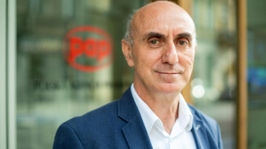 Warszawa, 31.08.2023. Historyk gospodarki prof. Mirosław Kłusek przed siedzibą Polskiej Agencji Prasowej w Warszawie. Fot. PAP/Kalbar