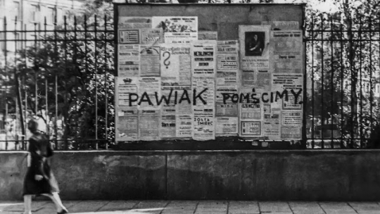 Napis wykonany przez harcerzy z organizacji "Wawer" na tablicy ogłoszeniowej umieszczonej na ogrodzeniu ogrodu BGK przy ul. Brackiej. Fot. domena publiczna