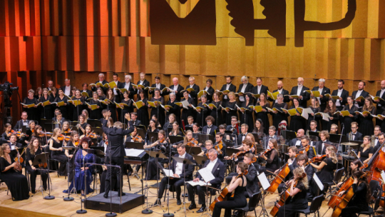 Chór Filharmonii Krakowskiej oraz Polska Orkiestra Sinfonia Iuventus im. Jerzego Semkowa pod dyrekcją Kirilla Karabitsa na koncercie z okazji otwarcia Muzeum Historii Polski w nowym gmachu na warszawskiej Cytadeli. Fot. PAP/P. Supernak