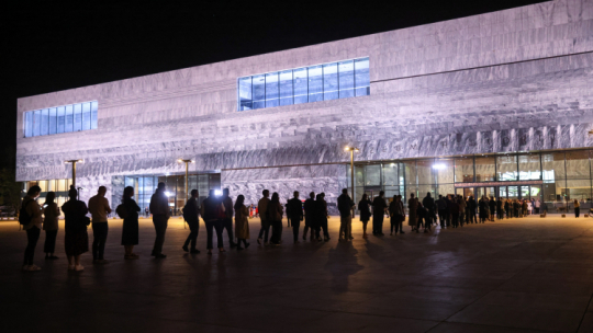 Nocne zwiedzanie ekspozycji w ramach Festiwalu Otwarcia Muzeum Historii Polski na warszawskiej Cytadeli. Fot. PAP/L. Szymański