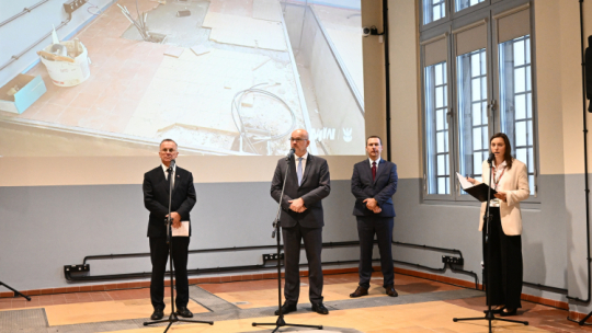 Dyrektor Muzeum II Wojny Światowej Grzegorz Berendt (C) i sekretarz stanu w Ministerstwie Kultury i Dziedzictwa Narodowego Jarosław Sellin (L) i dpodczas konferencji prasowej w budynku byłej elektrowni na Westerplatte w Gdańsku. Fot. PAP/M. Gadomski